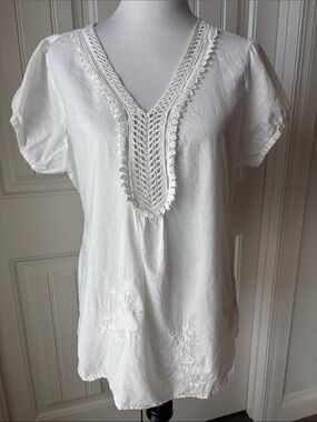 Unique Spectrum White Crochet V-Neck Blouse